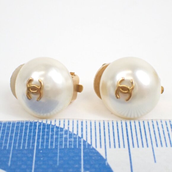Chanel Classic Gold Plated CC Small Pearl Clip on Earrings - Picture 1 of 4